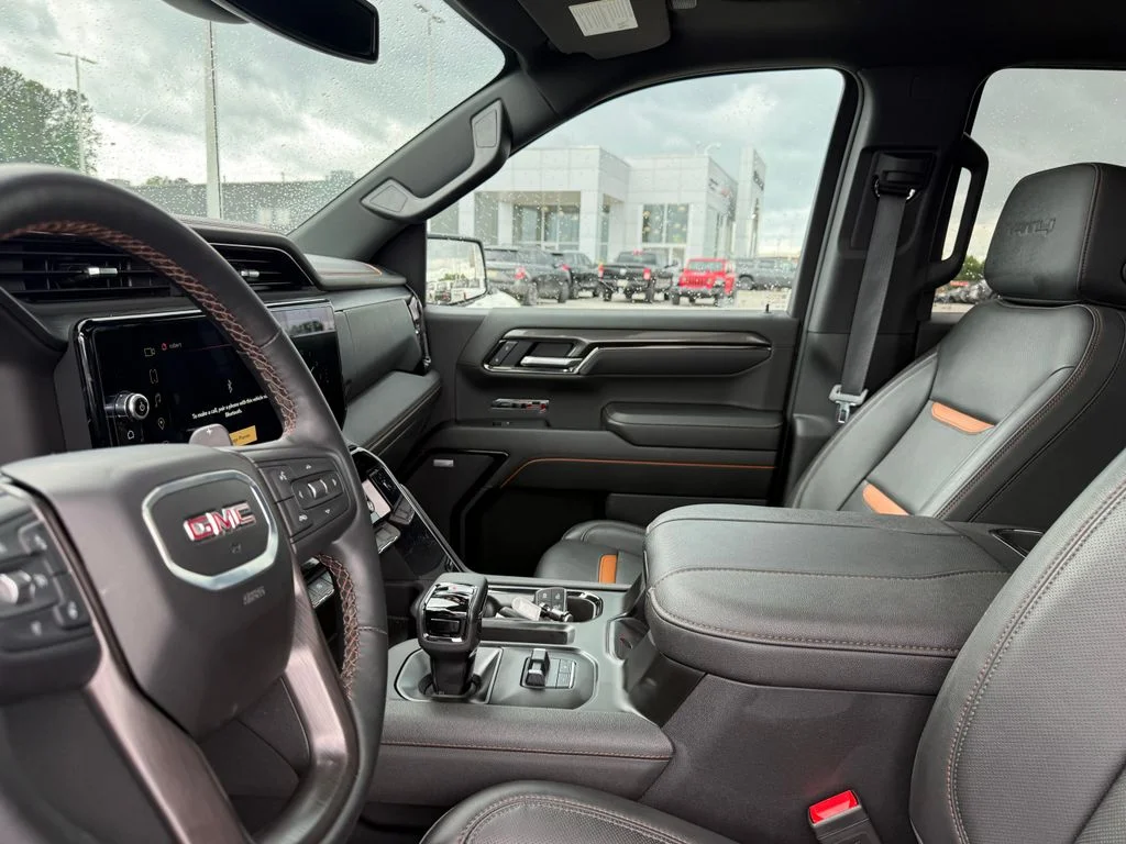 Used 2025 White GMC AT4 image 4