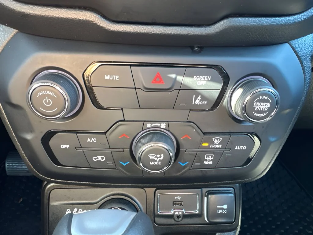 Used 2022 White Jeep Latitude image 20