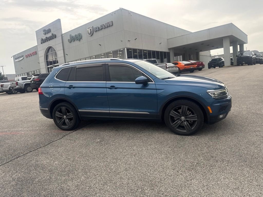 Used 2018 Blue Volkswagen 2.0T SEL Premium image 16