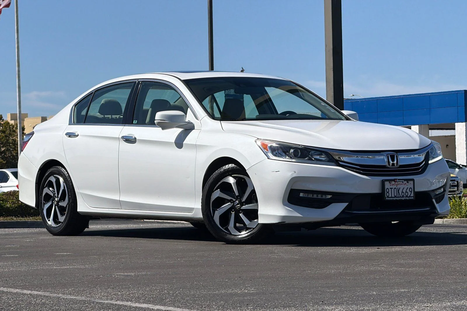 Used 2016  Honda EX-L image 2