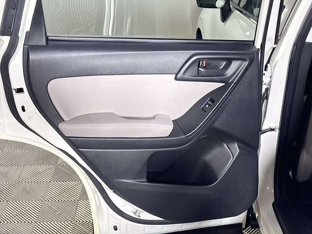 Used 2014 White Subaru 2.5i Premium image 19
