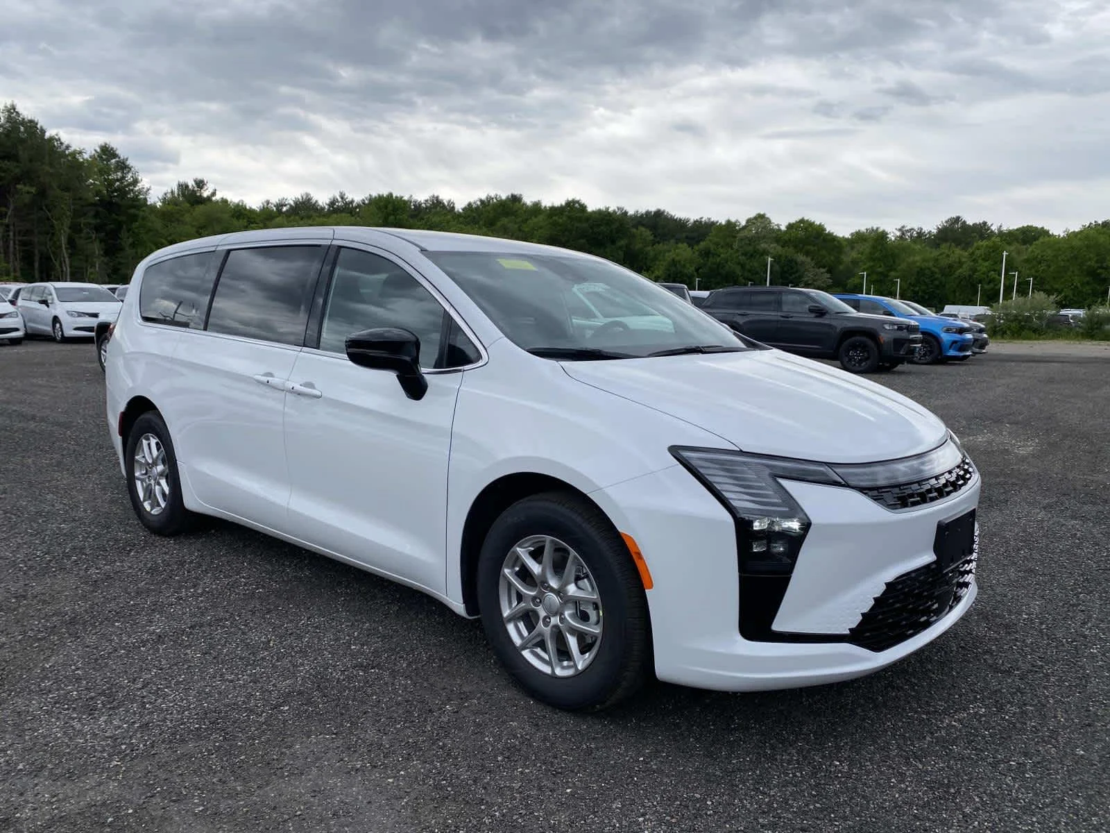 2027 Chrysler Pacifica Select's photo