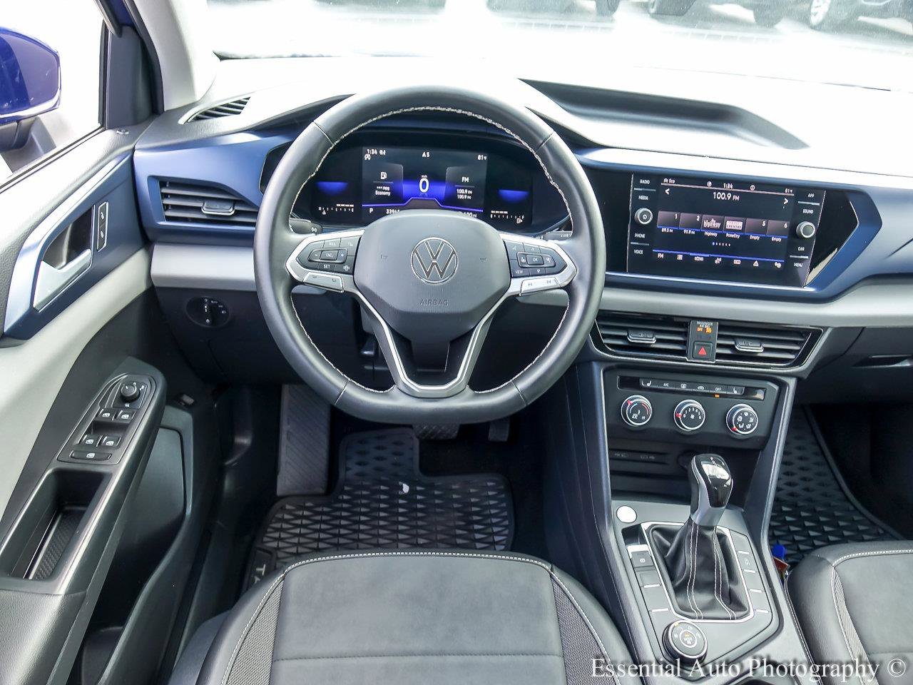 Used 2022 Dusk Blue Metallic Volkswagen SE image 11