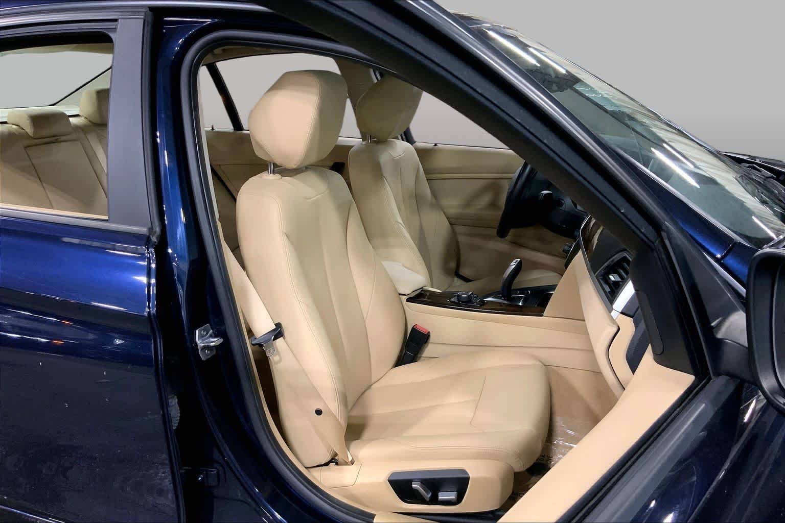 Used 2016 Imperial Blue Metallic BMW 320i xDrive image 9
