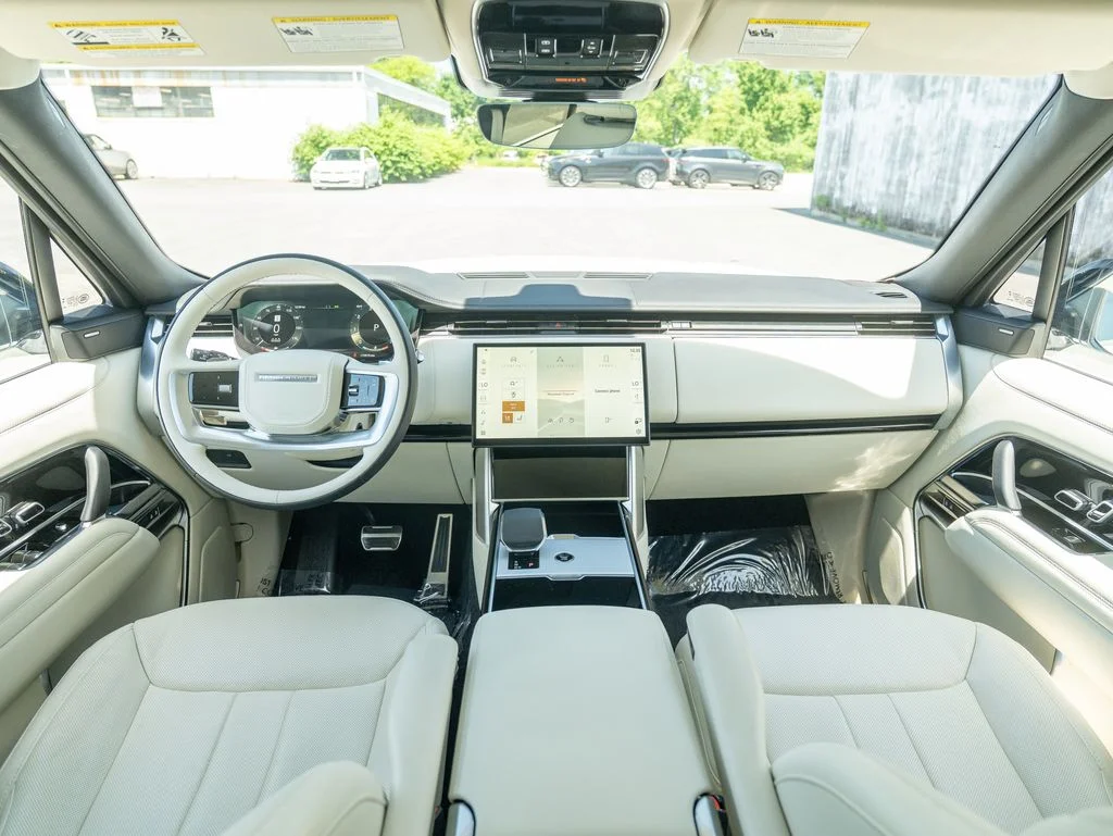 Used 2025 White Land Rover SE image 18