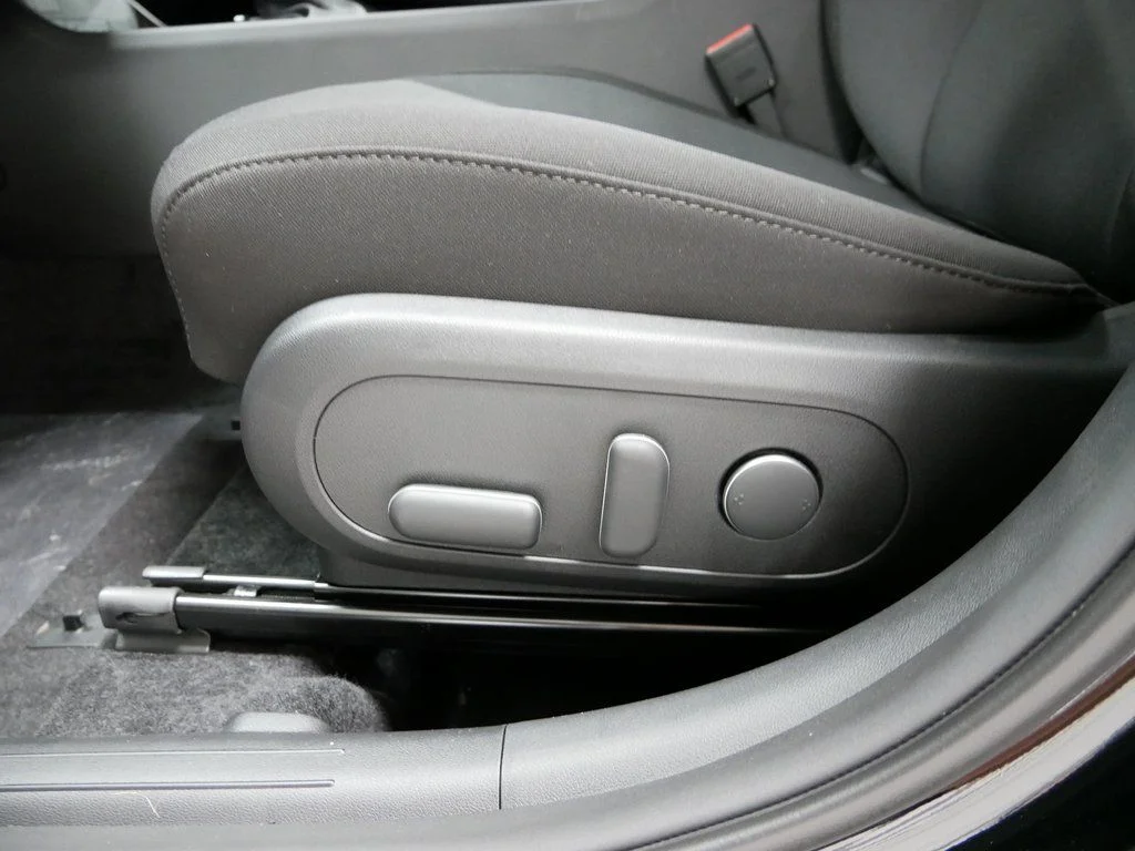 Used 2025 Black Hyundai SEL image 9