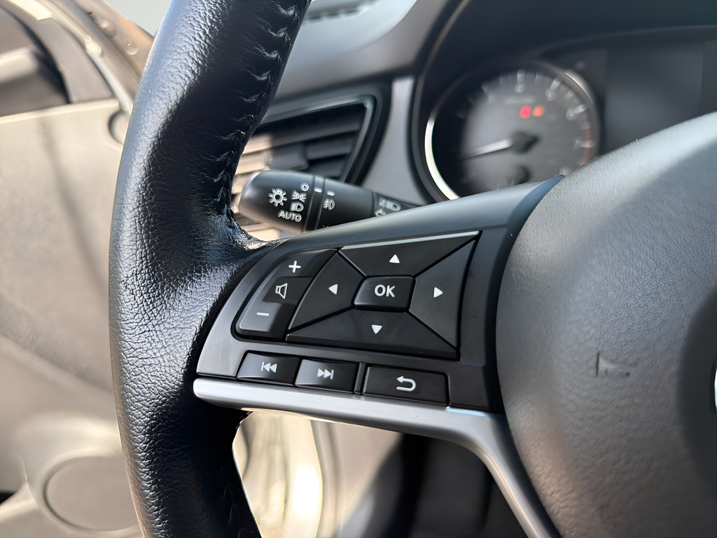 Used 2022 Silver Nissan SL image 31