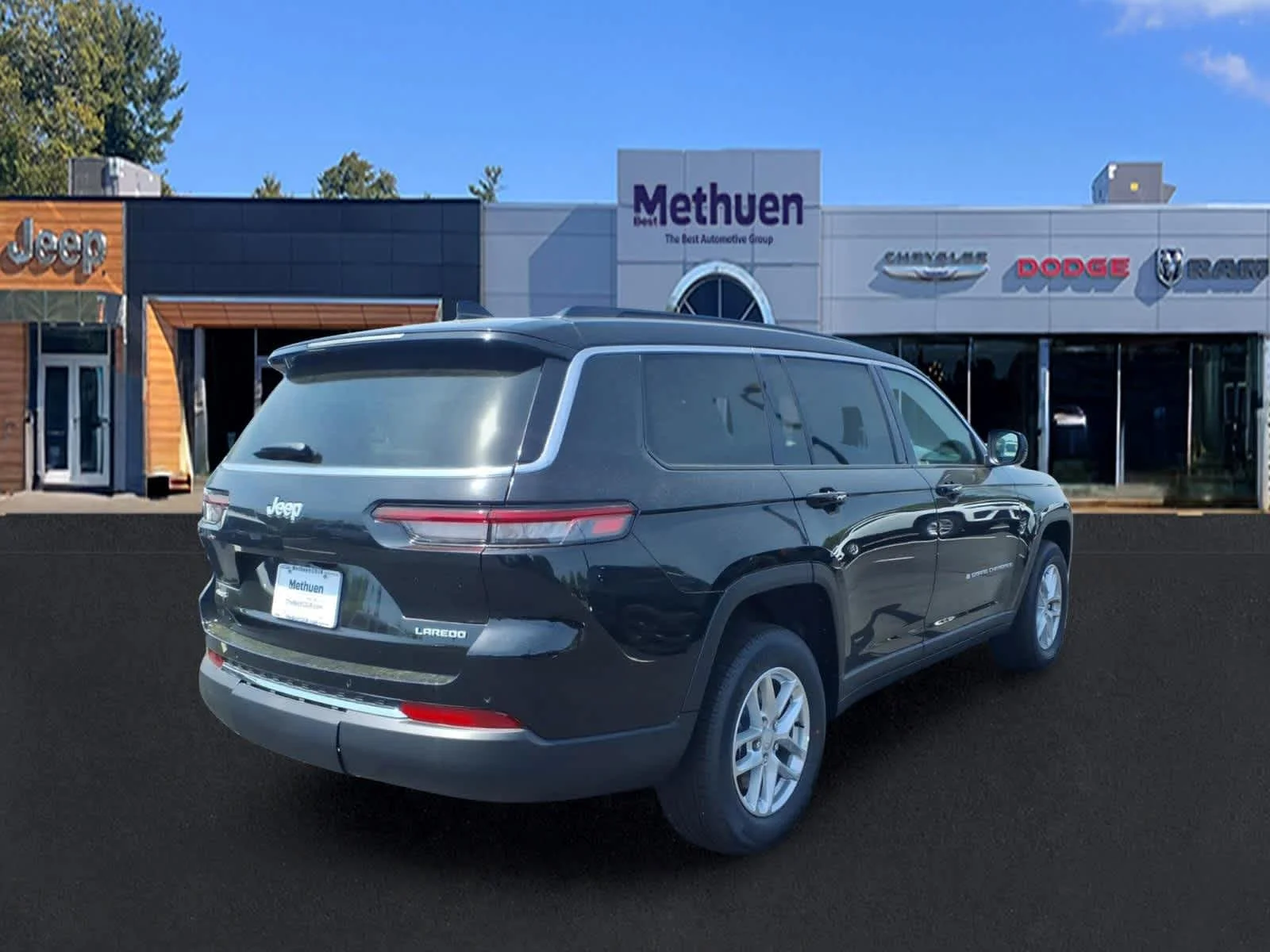 New 2026 Diamond Black Crystal Pearlcoat Jeep Laredo X image 6