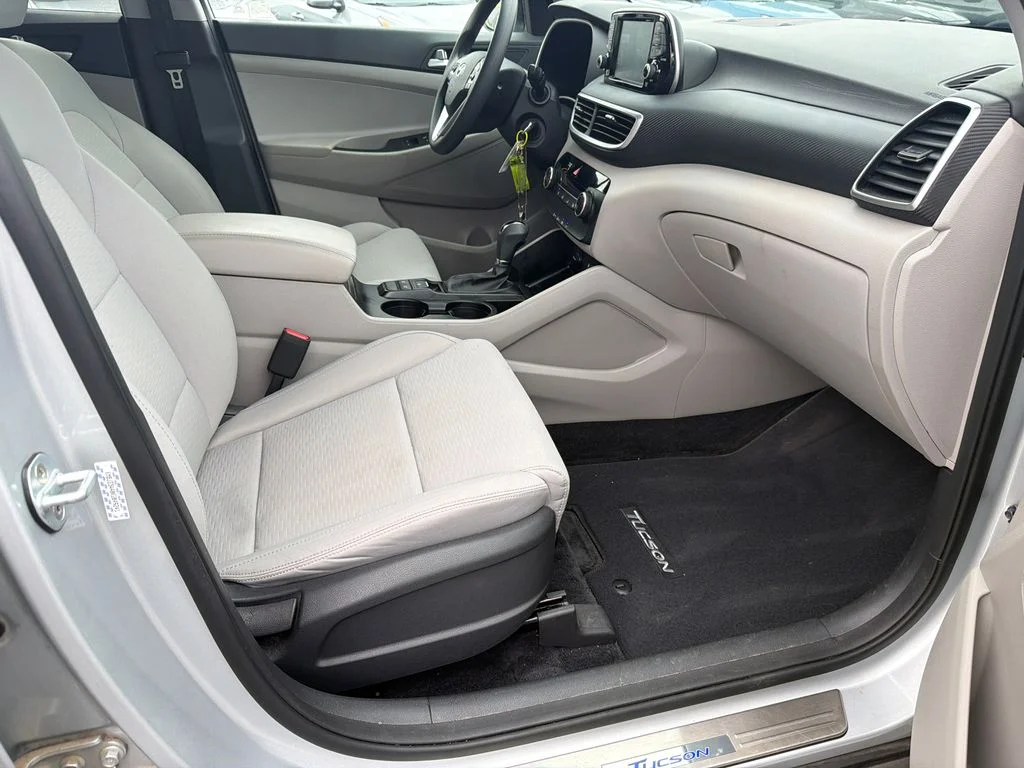 Used 2019 Silver Hyundai SE image 13