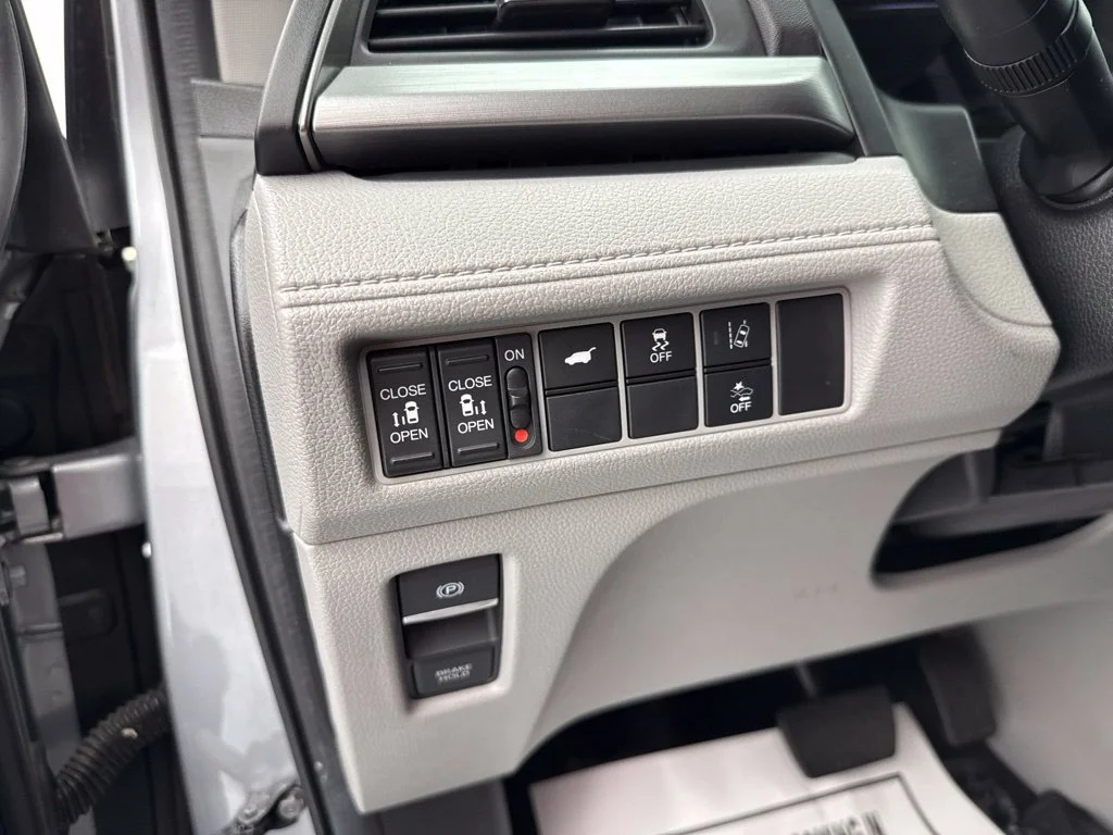 Used 2020 Silver Honda EX-L image 20