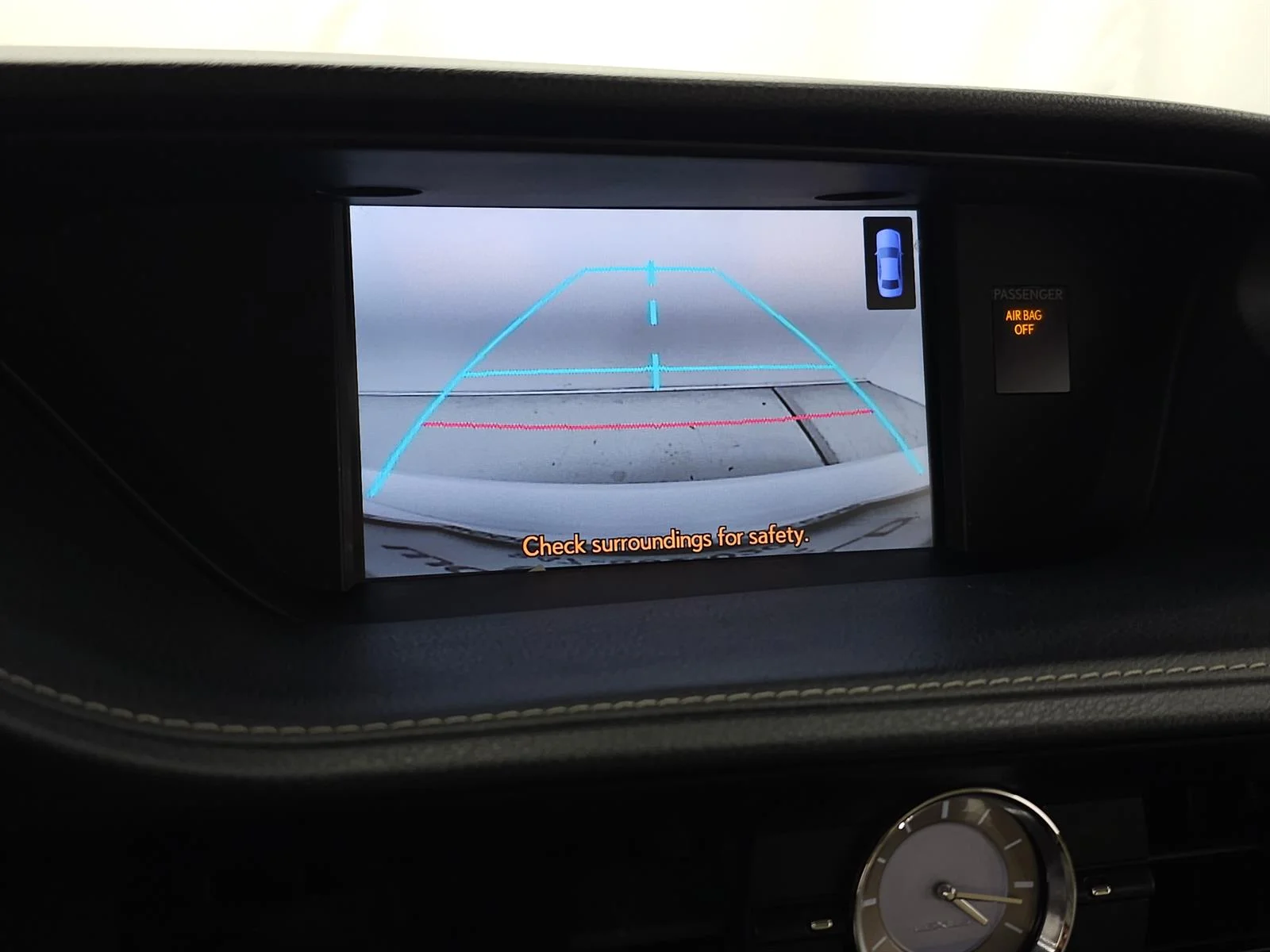 Used 2014 White Lexus  image 23
