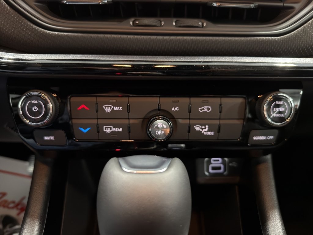 New 2026 Diamond Black Crystal Pearlcoat Jeep Latitude Altitude image 33