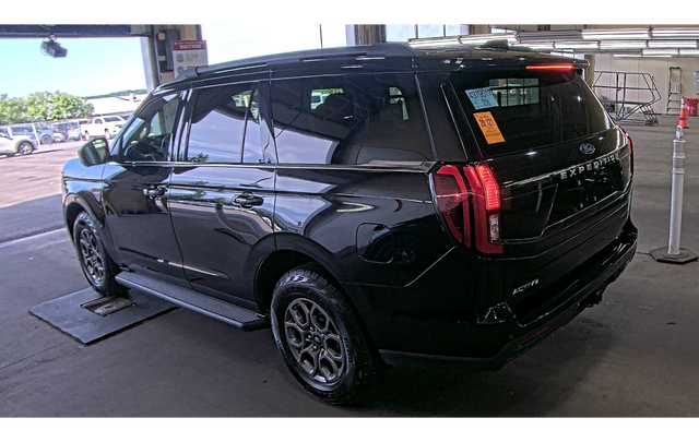 Used 2022 Black Lincoln Reserve image 5