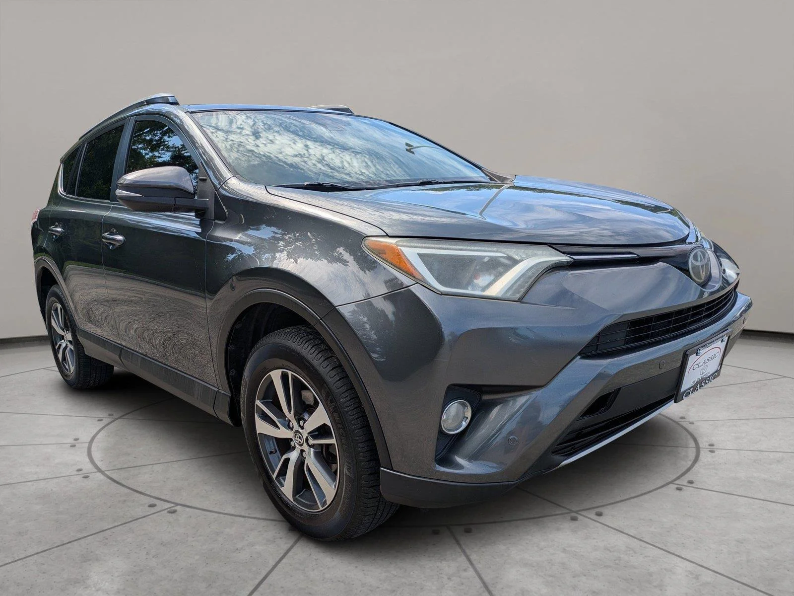 Used 2018 Magnetic Gray Metallic Toyota XLE image 1
