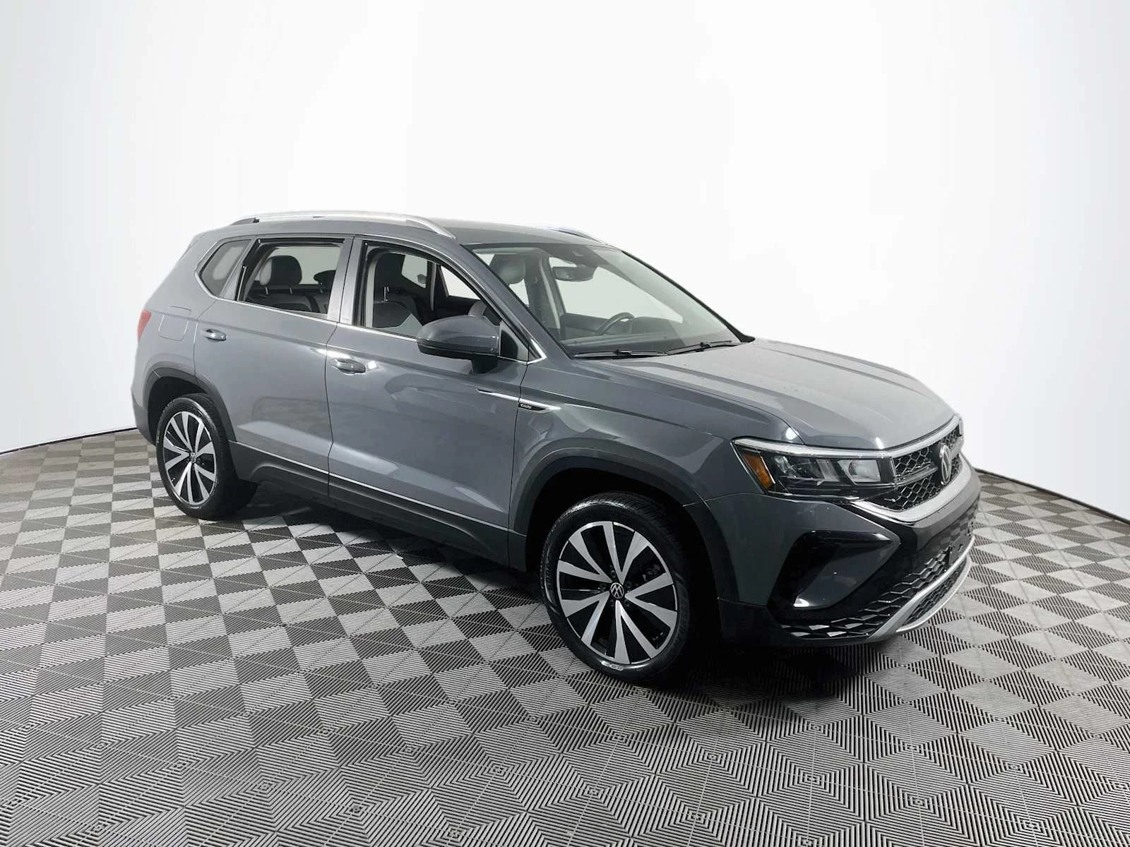 Used 2023 Gy Volkswagen SE image 3