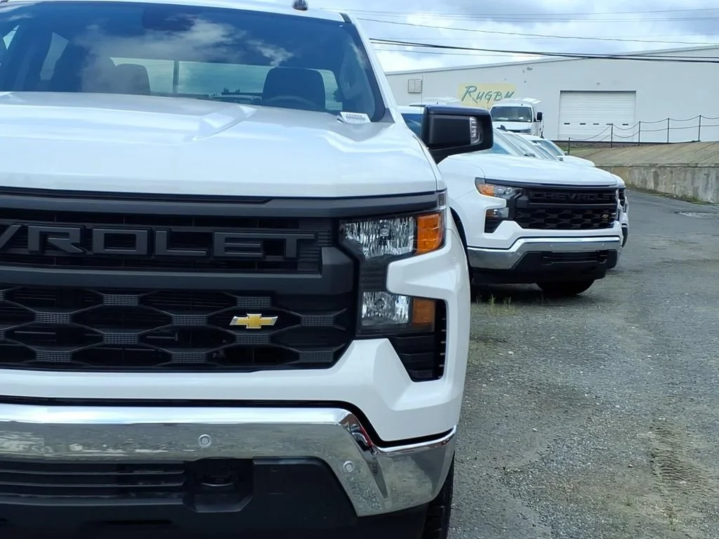 New 2026 Summit White Chevrolet WT image 25