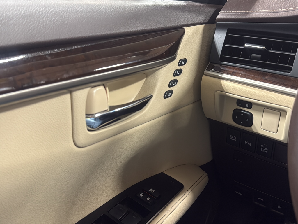 Used 2017 White Lexus 350 image 26