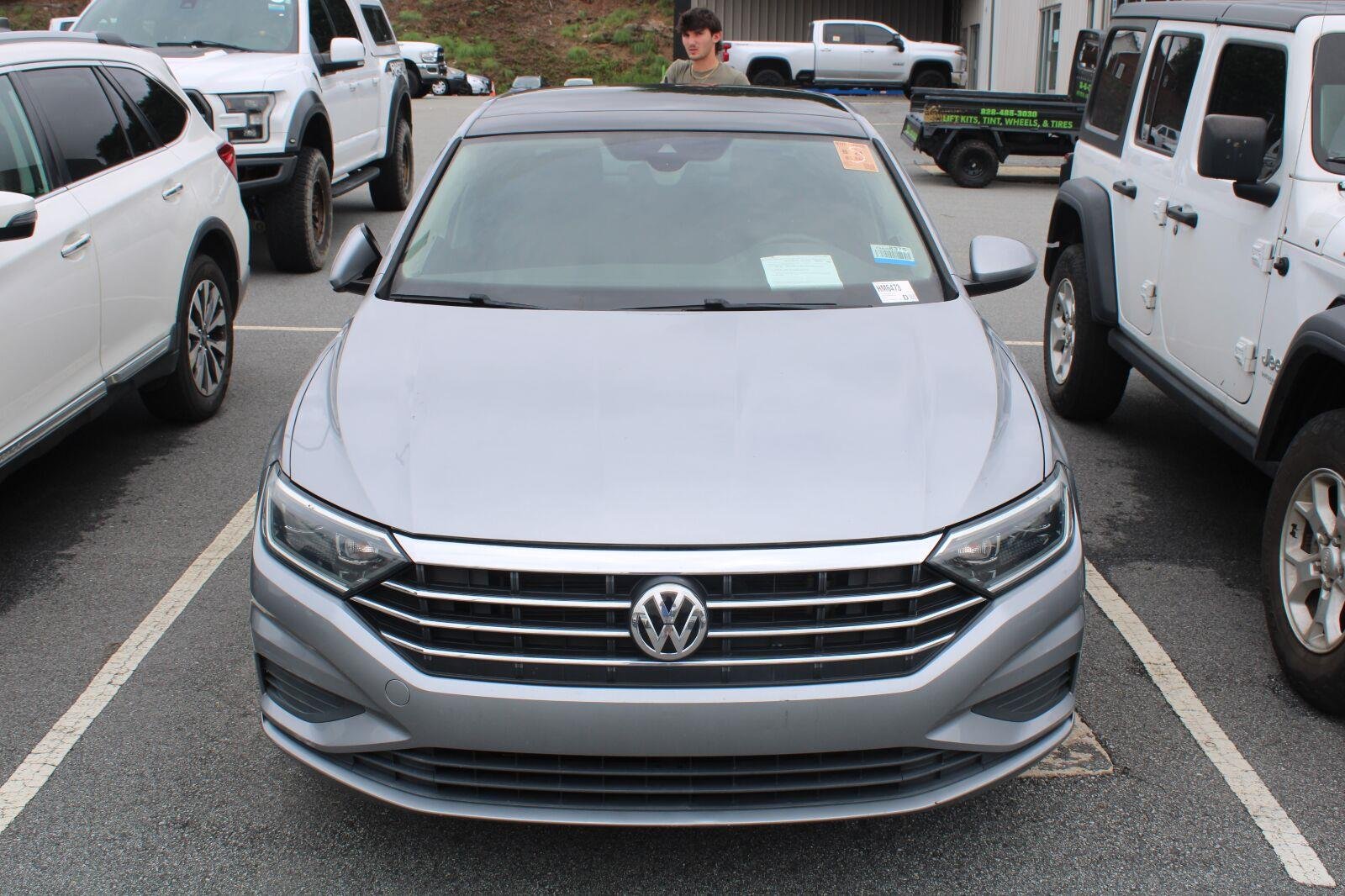 Used 2021 Pyrite Silver Metallic Volkswagen SEL image 2