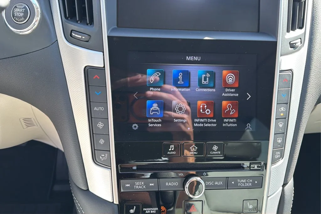 Used 2023 White INFINITI LUXE image 29