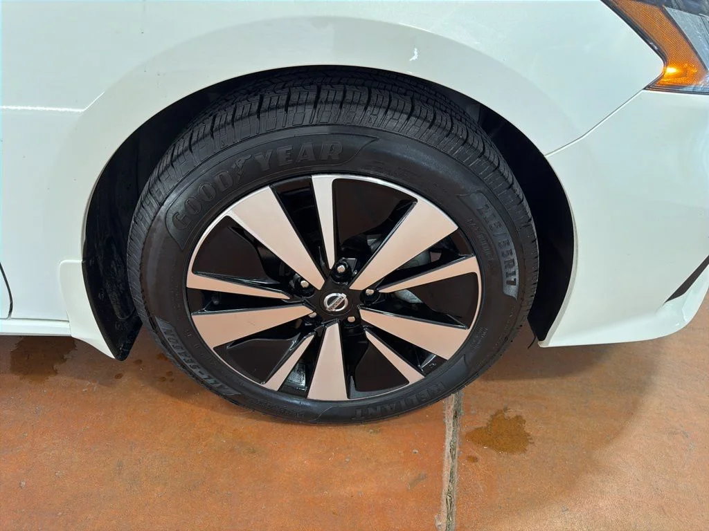 Used 2021 White Nissan 2.5 SV image 10