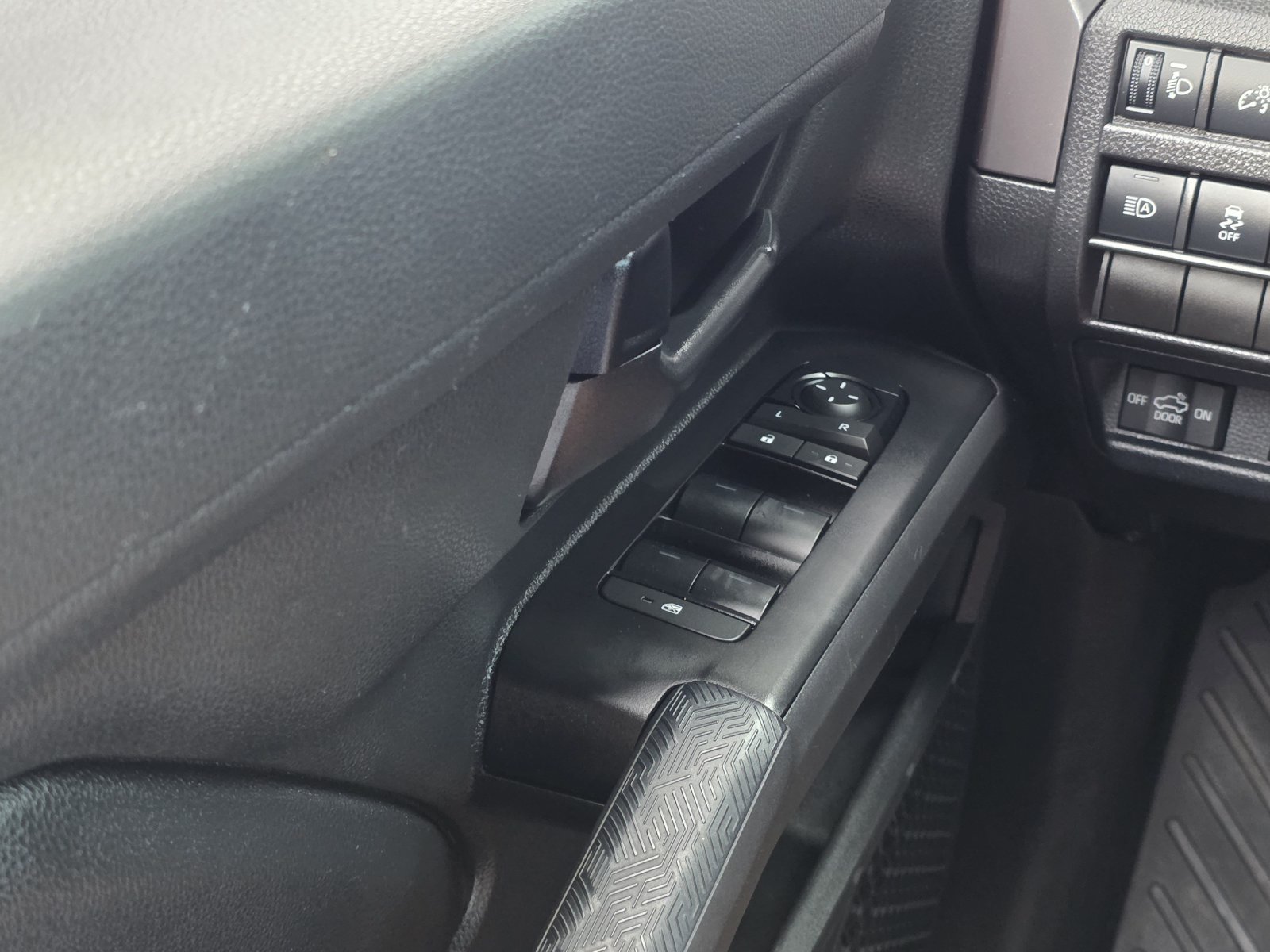 2025 Toyota Tacoma SR5 - Photo 16