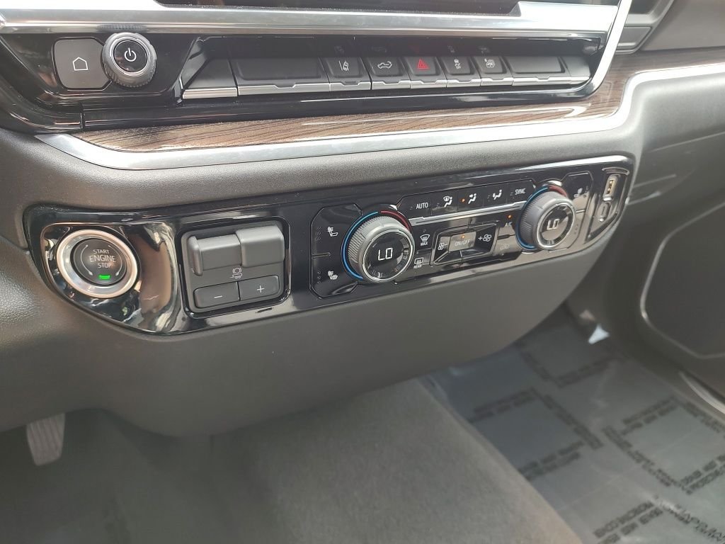 Used 2025 White Chevrolet LT image 33