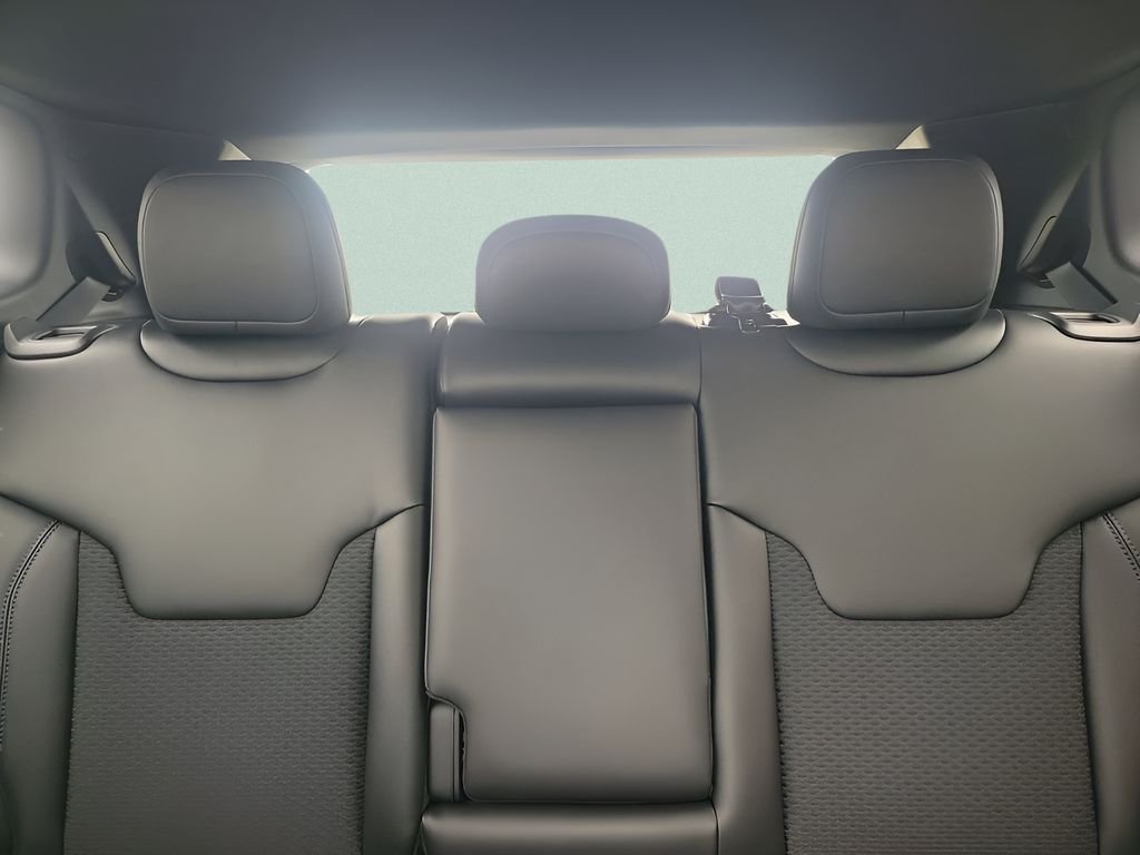 New 2026 Bright White Clear-Coat Exterior Paint Jeep Latitude image 13