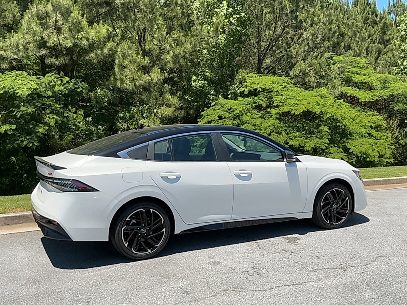 New 2026 Aspen White Tricoat/Super Black Nissan SR image 2
