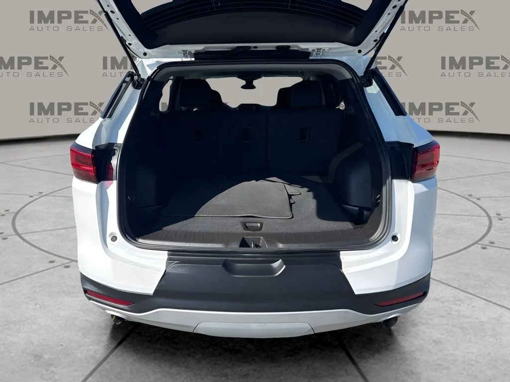 Used 2025 White Chevrolet LT image 23