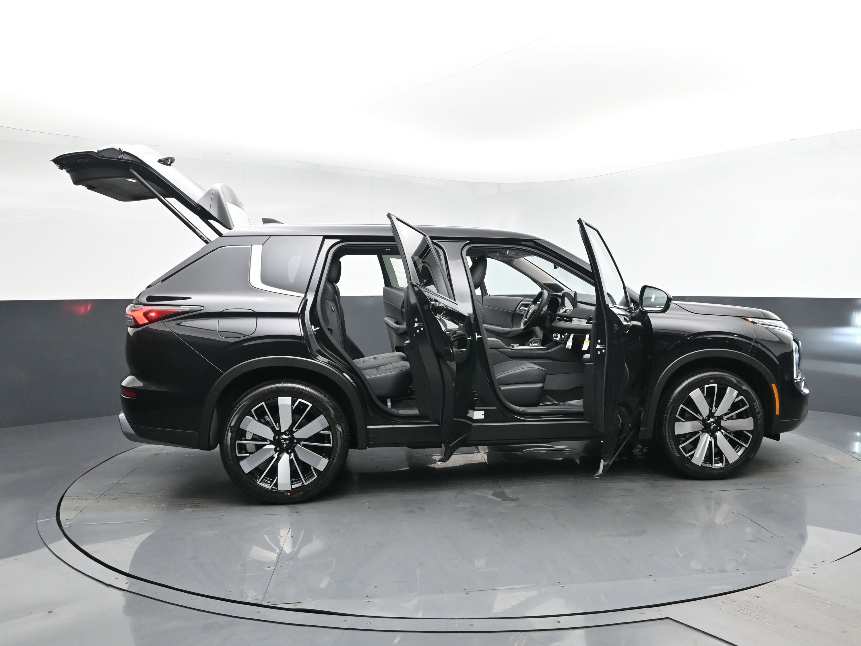 New 2026 Labrador Black Pearl Mitsubishi LE image 29