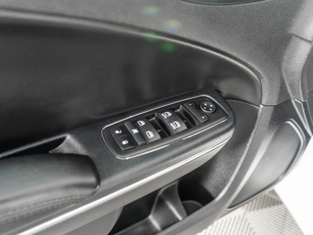 Used 2014 White Dodge SE image 21