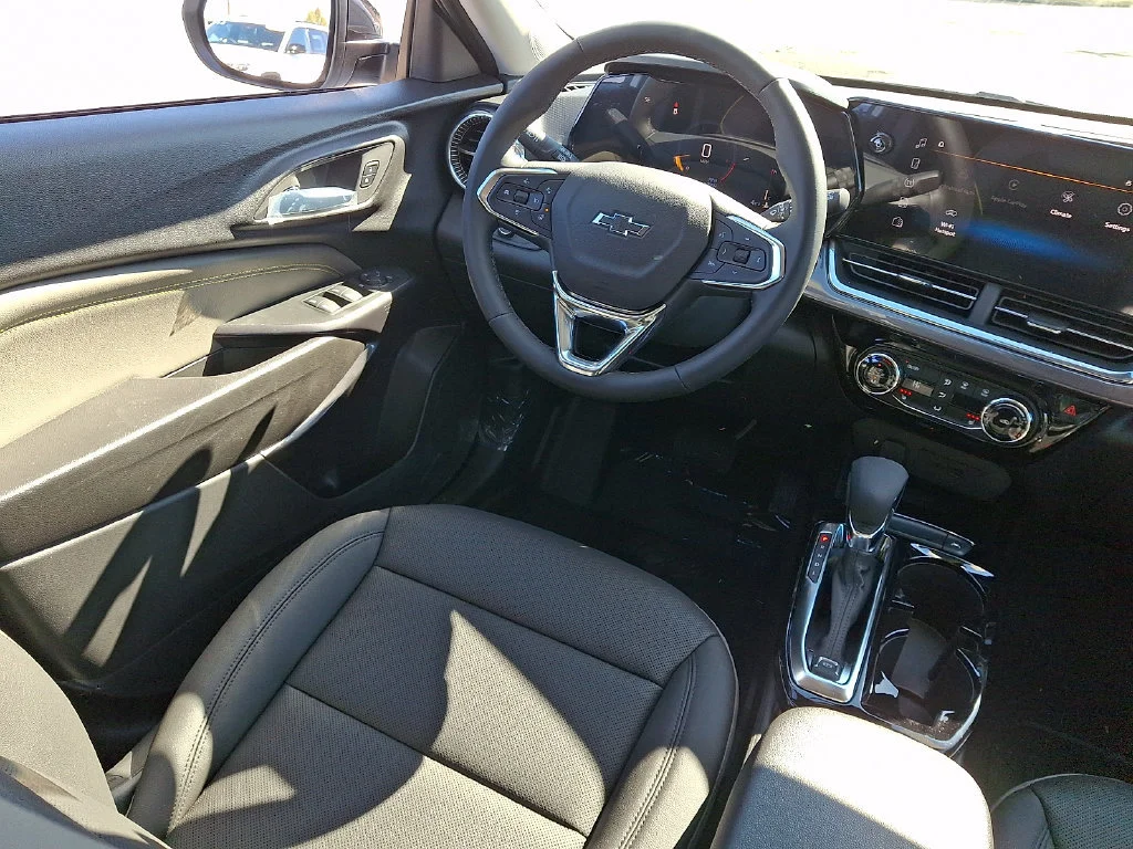 New 2026 Summit White Chevrolet ACTIV image 10