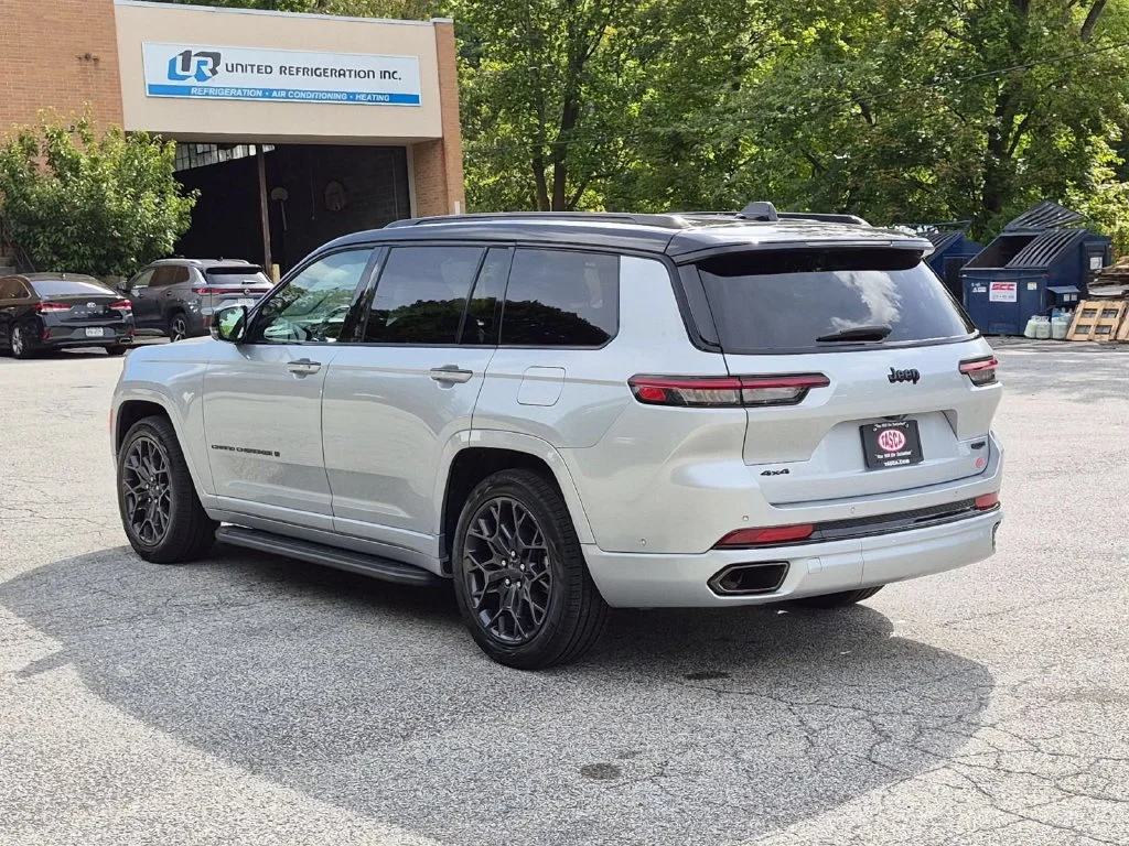Used 2024 Silver Jeep Summit image 10