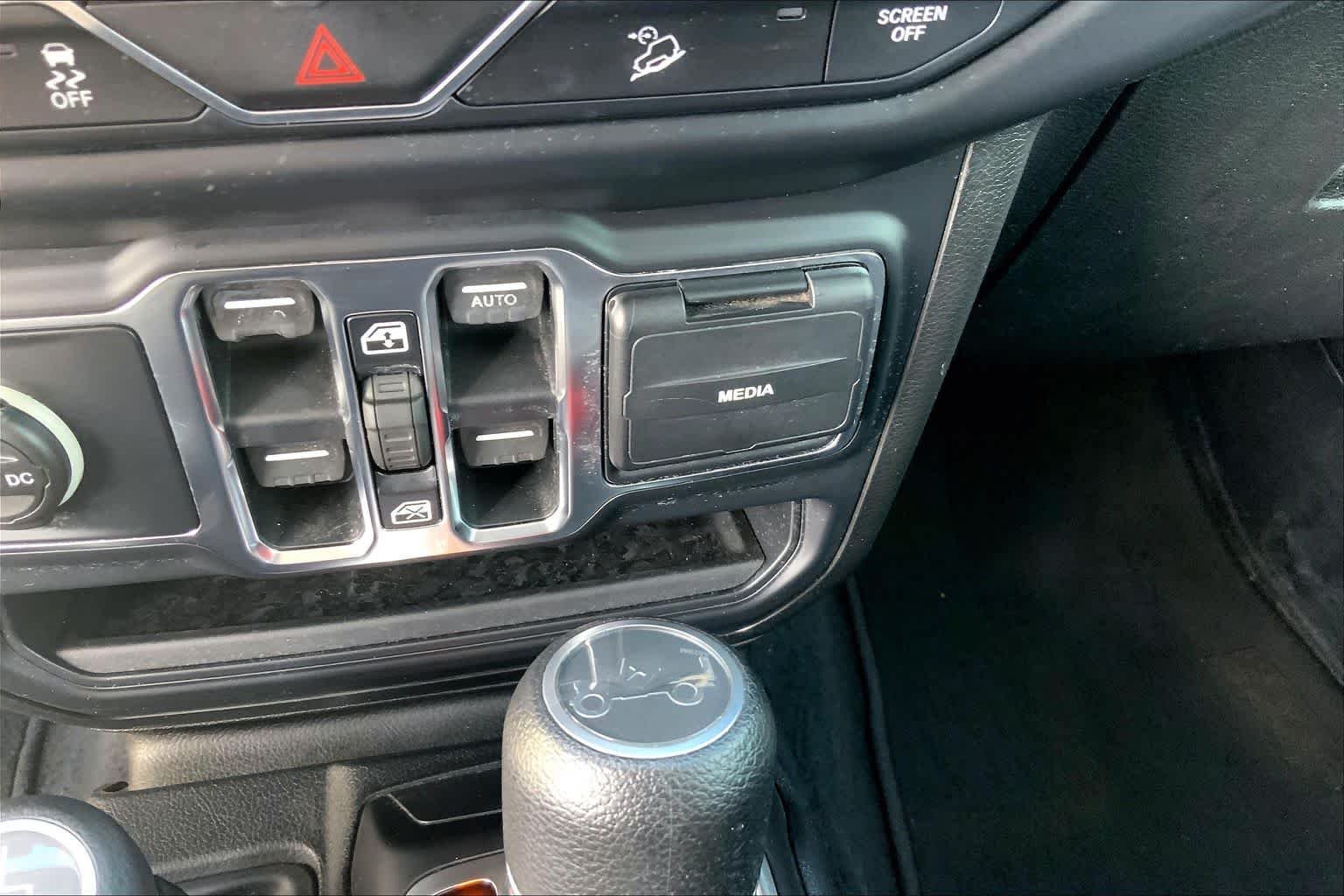 Used 2019 Bright White Clearcoat Jeep Sport S image 35