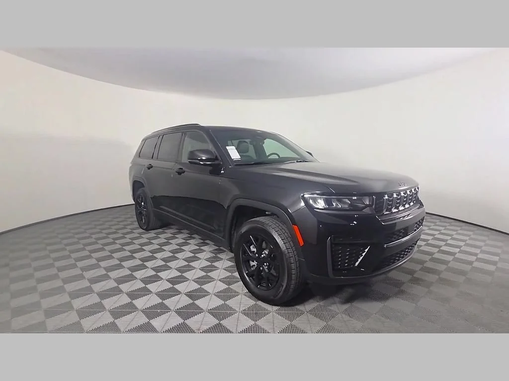 New 2026 Diamond Black Crystal Pearl-Coat Exterior Paint Jeep Laredo Altitude image 39