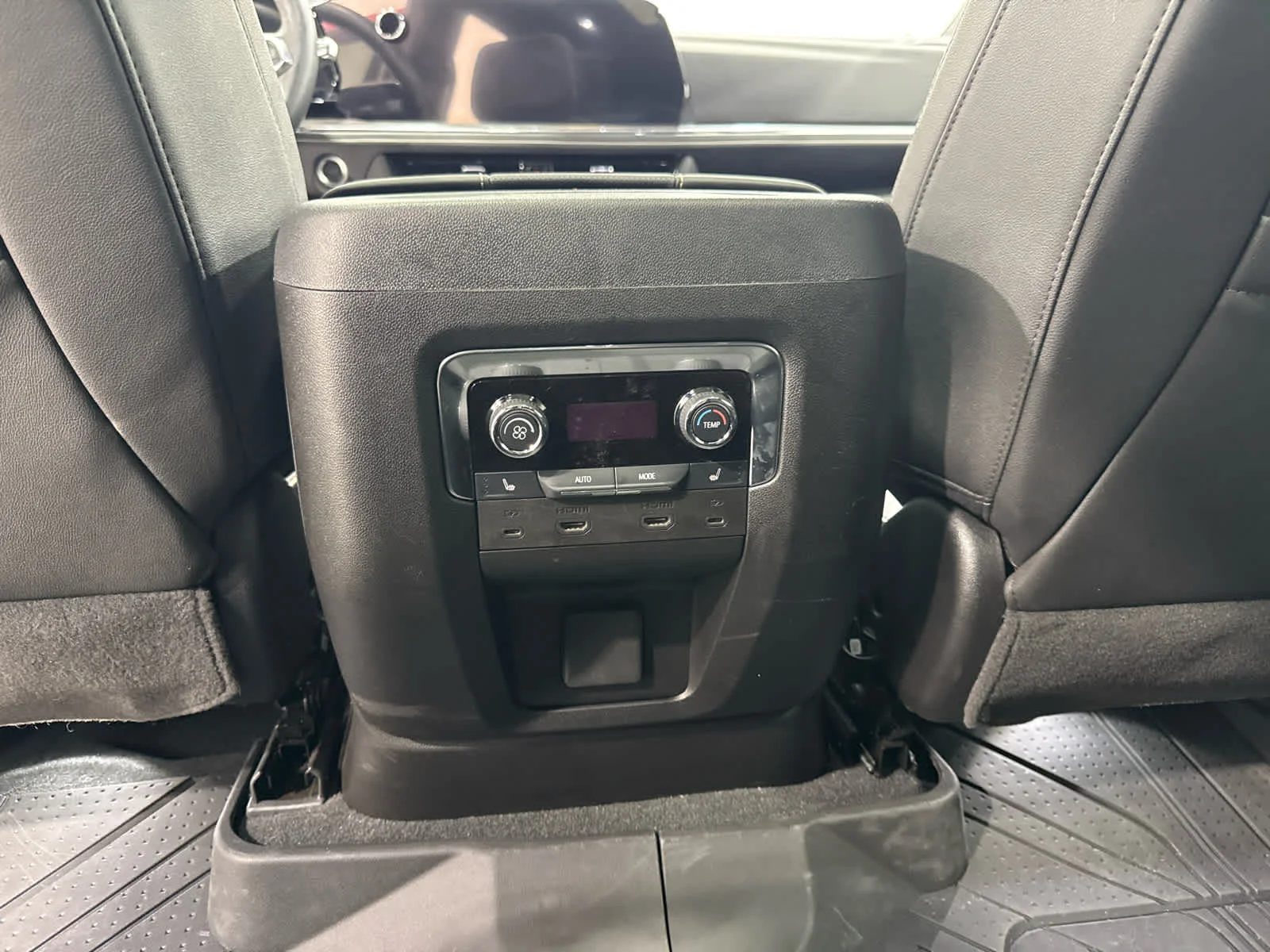 2025 Chevrolet Suburban Premier - Photo 13