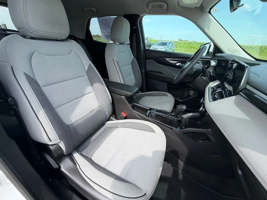 Used 2025 White Chevrolet LT image 28
