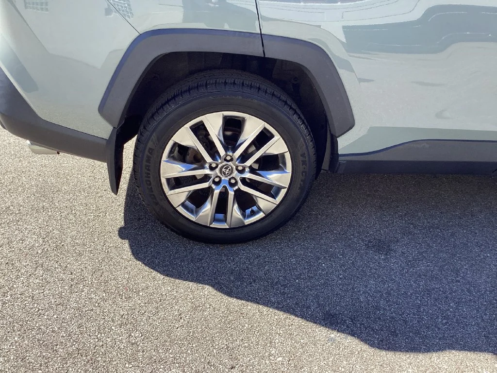 Used 2020  Toyota XLE Premium image 25