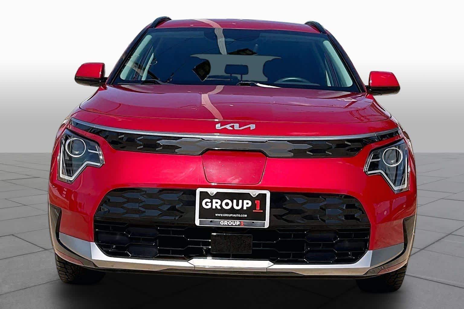 Used 2023 Runway Red Kia Wind image 3