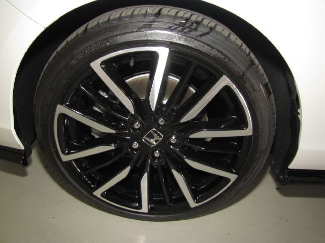 Certified Used 2025 Platinum White Pearl Honda Touring image 57