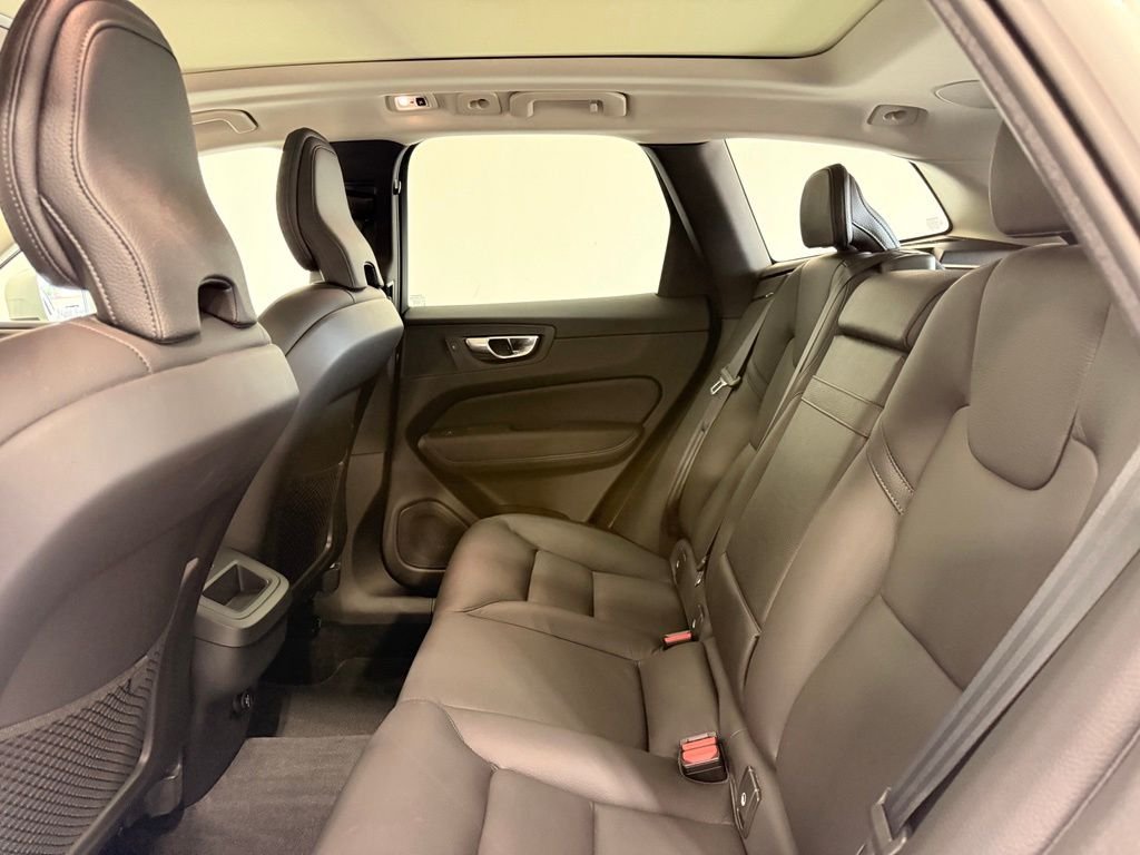 Used 2020 Silver Volvo  image 11