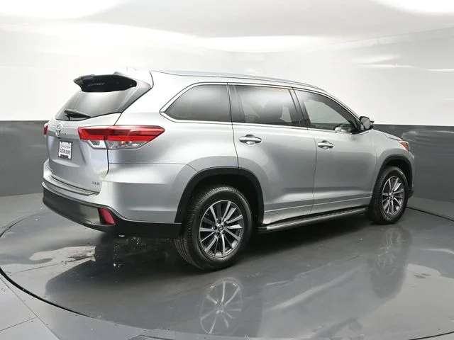 Used 2017 Silver Toyota XLE image 7