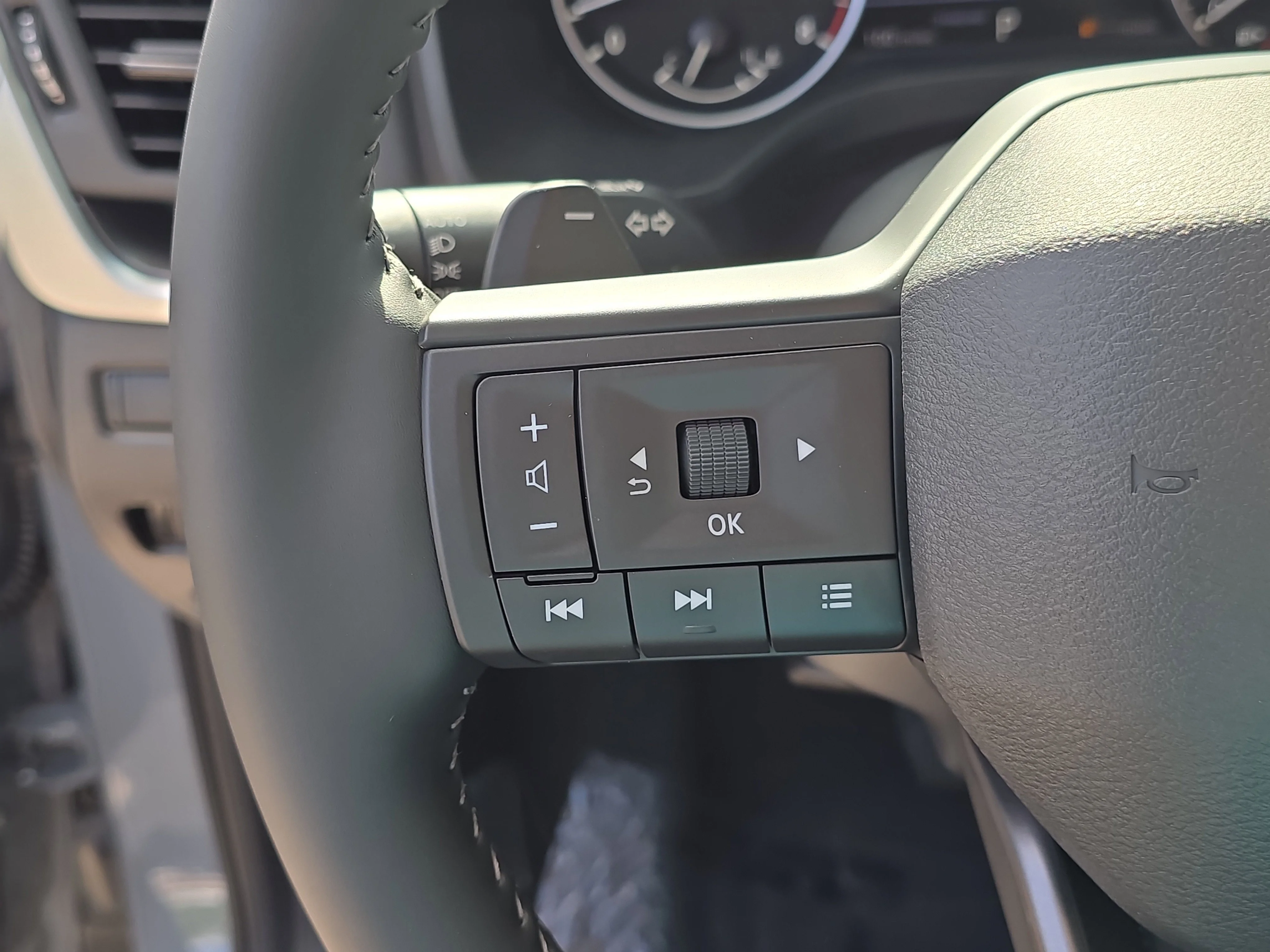 New 2026 Boulder Gray Pearl Nissan SV image 31