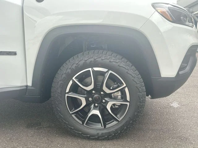 New 2026 Bright White Clear-Coat Exterior Paint Jeep Trailhawk image 12