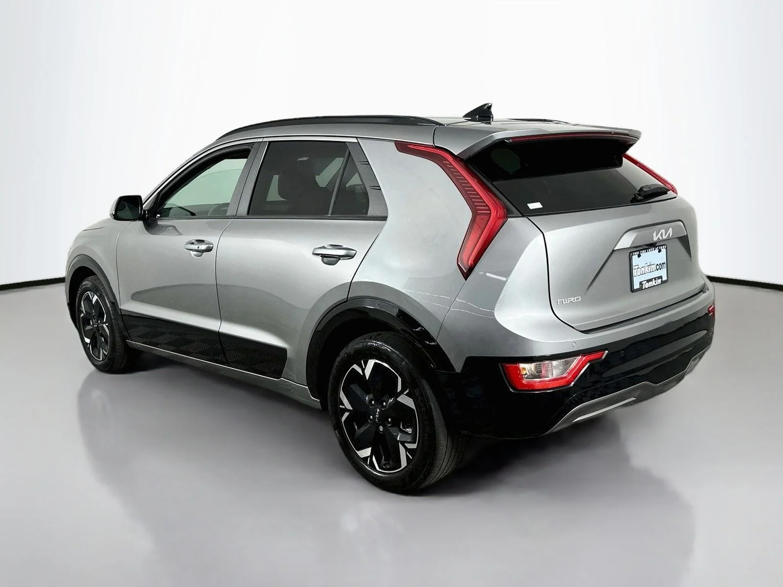 Used 2024 Steel Gray Kia Wind image 5