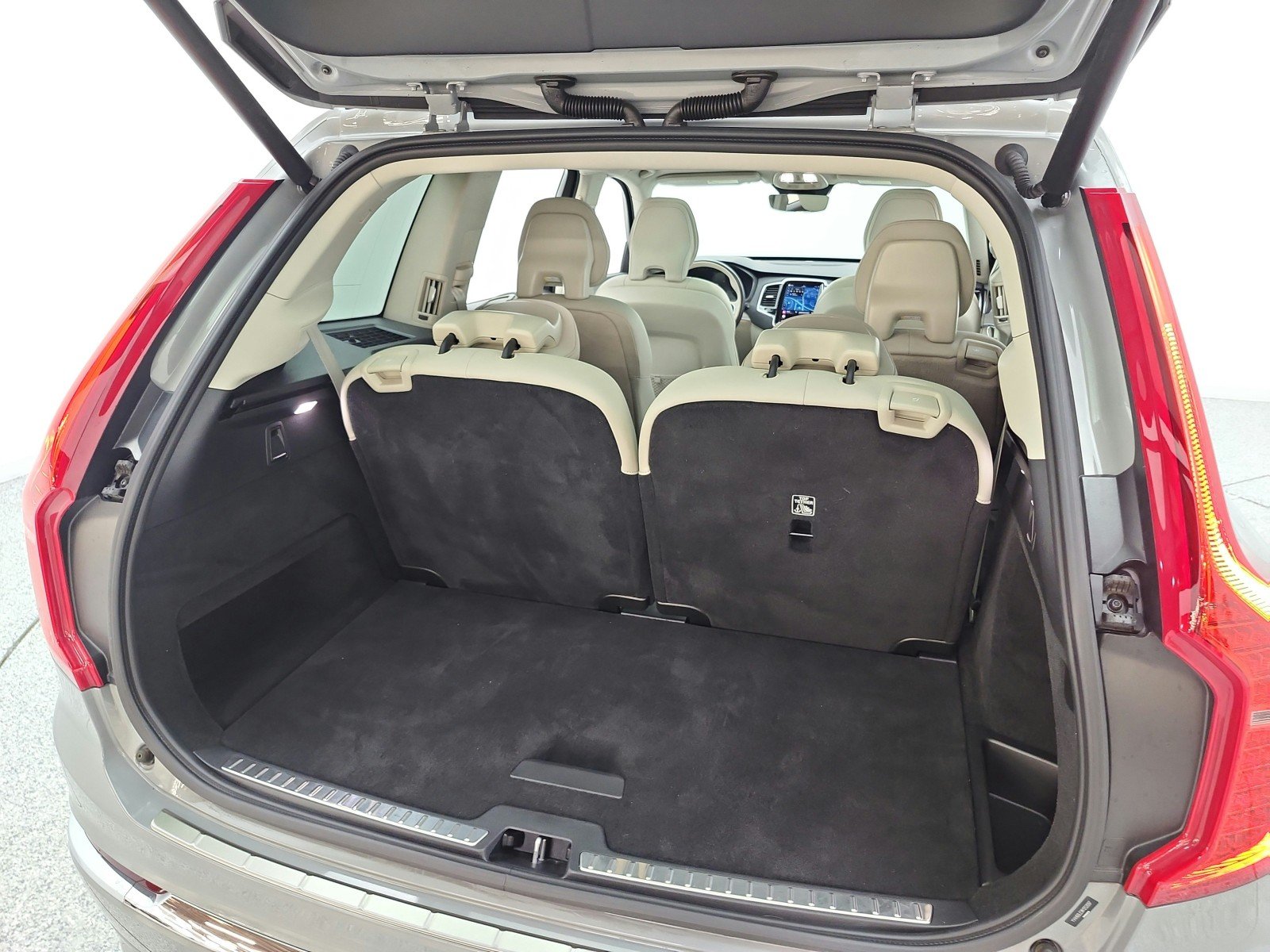 Used 2024 Vapour Grey Metallic Volvo T8 eAWD PHEV Plus 6P image 21