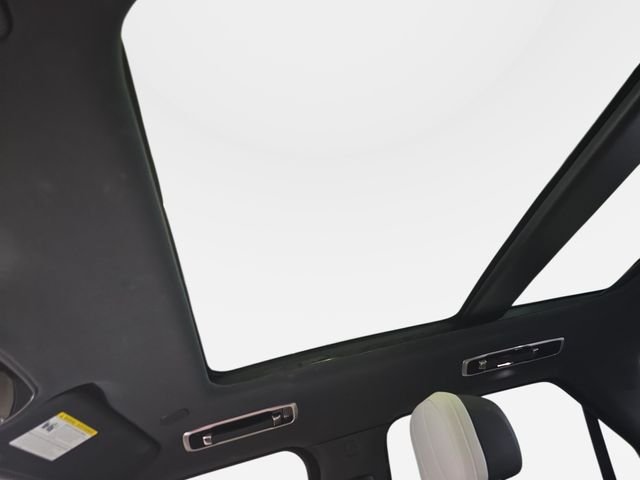 Certified Used 2025 White Land Rover Dynamic SE image 32