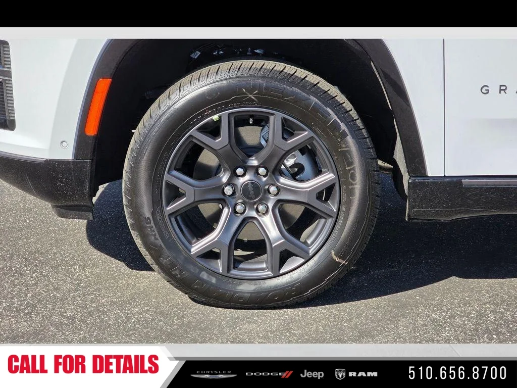 New 2026 Bright White Clear-Coat Exterior Paint Jeep Limited Altitude image 9