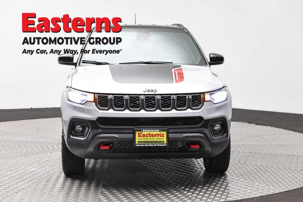 Used 2025 Silver Jeep Trailhawk image 2