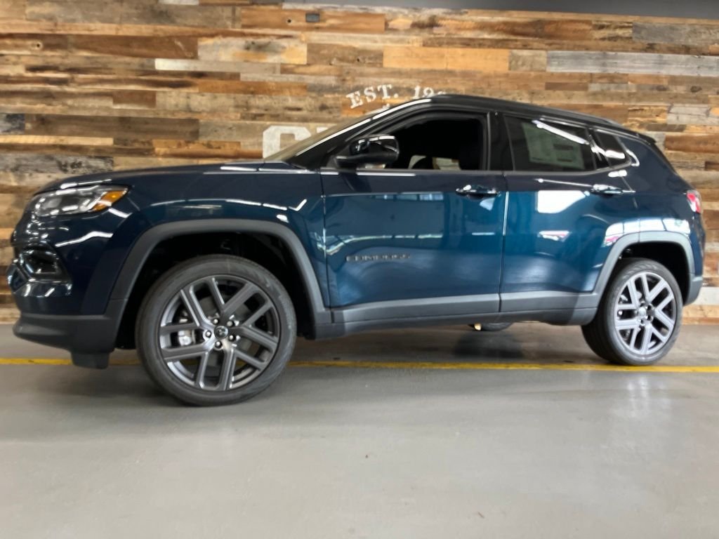 New 2026 Fathom Blue Pearl-Coat Exterior Paint Jeep Limited image 15